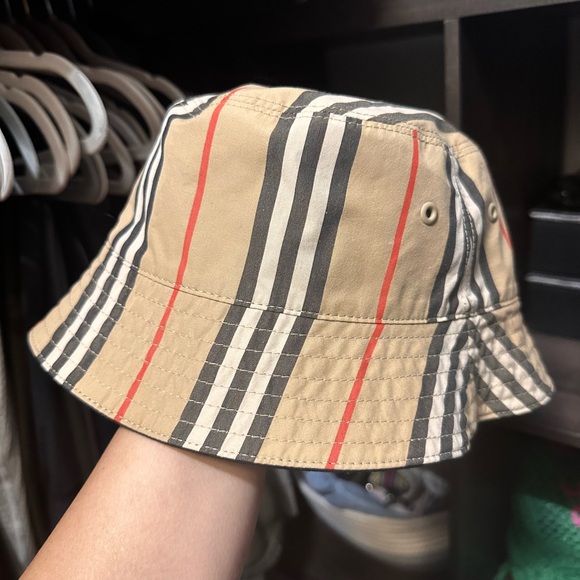 Burberry hat - Picture 1 of 3